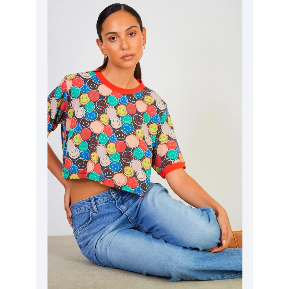 GLASSWORKS LONDON Large Tee Smiley Face Cropped Crew Neck Oversized Artsy Cotton